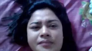 Kaks dudes sunnitud Asian babe imeda phalluses selles mullivann