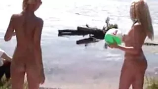 Armas aasia teenib suur kukk töötlemata tätoveeritud mees