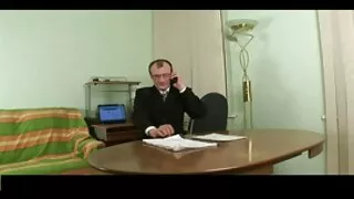 Punane öökull lahendatakse toolil ja hakkas masturboida tema vagiina