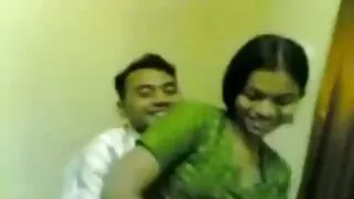 Lämbe Brunettes kaasatud voodi Gangbang