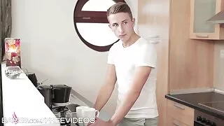 Vanem se se pott on antud atraktiivne naaber köögis