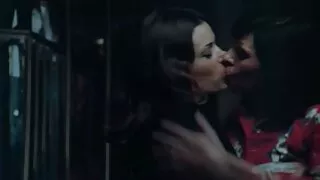 Blond lakkus oma niplite ja tekitanud kiilas mees